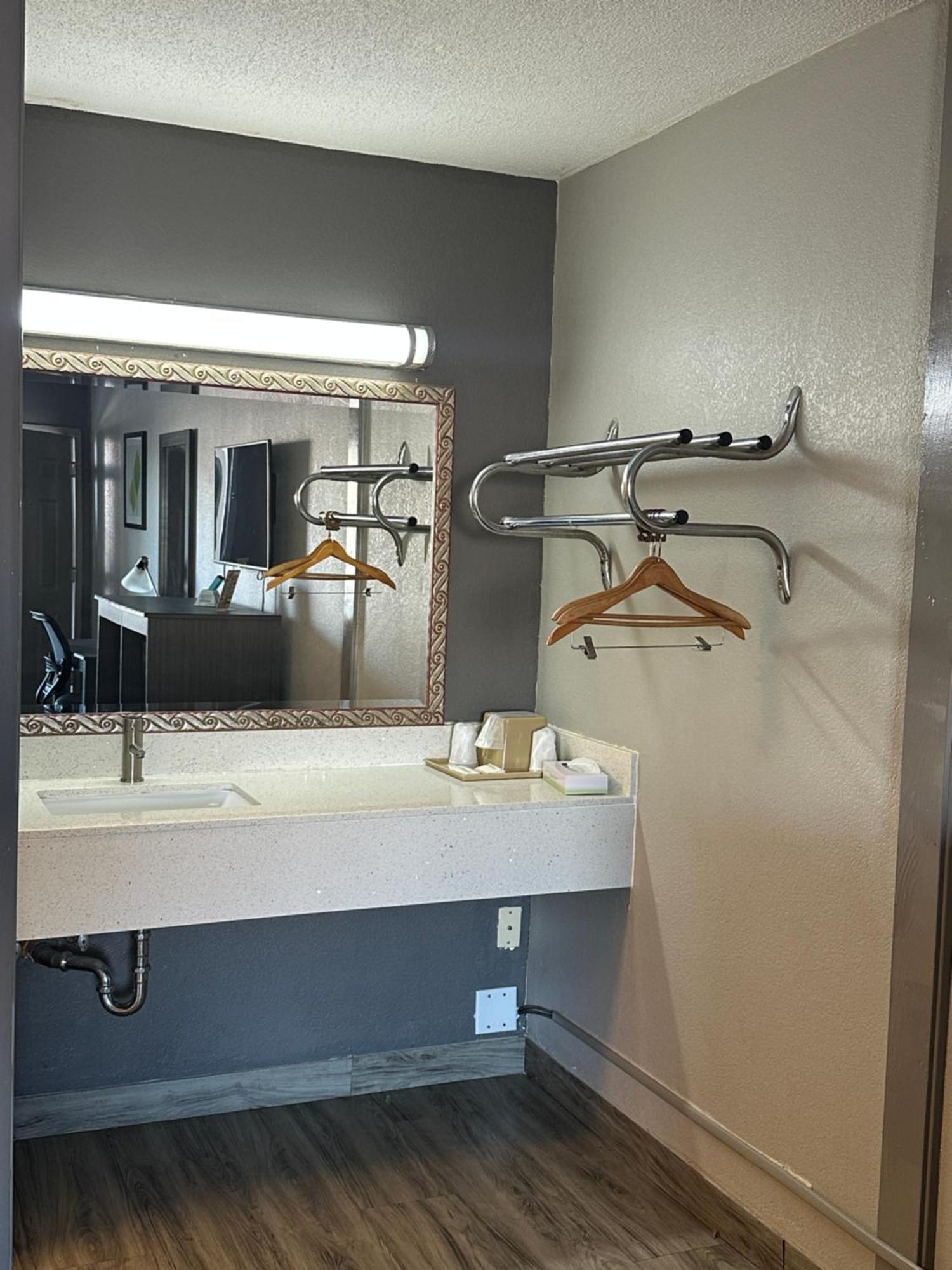 Executive Inn Locust Grove By Capital O エクステリア 写真